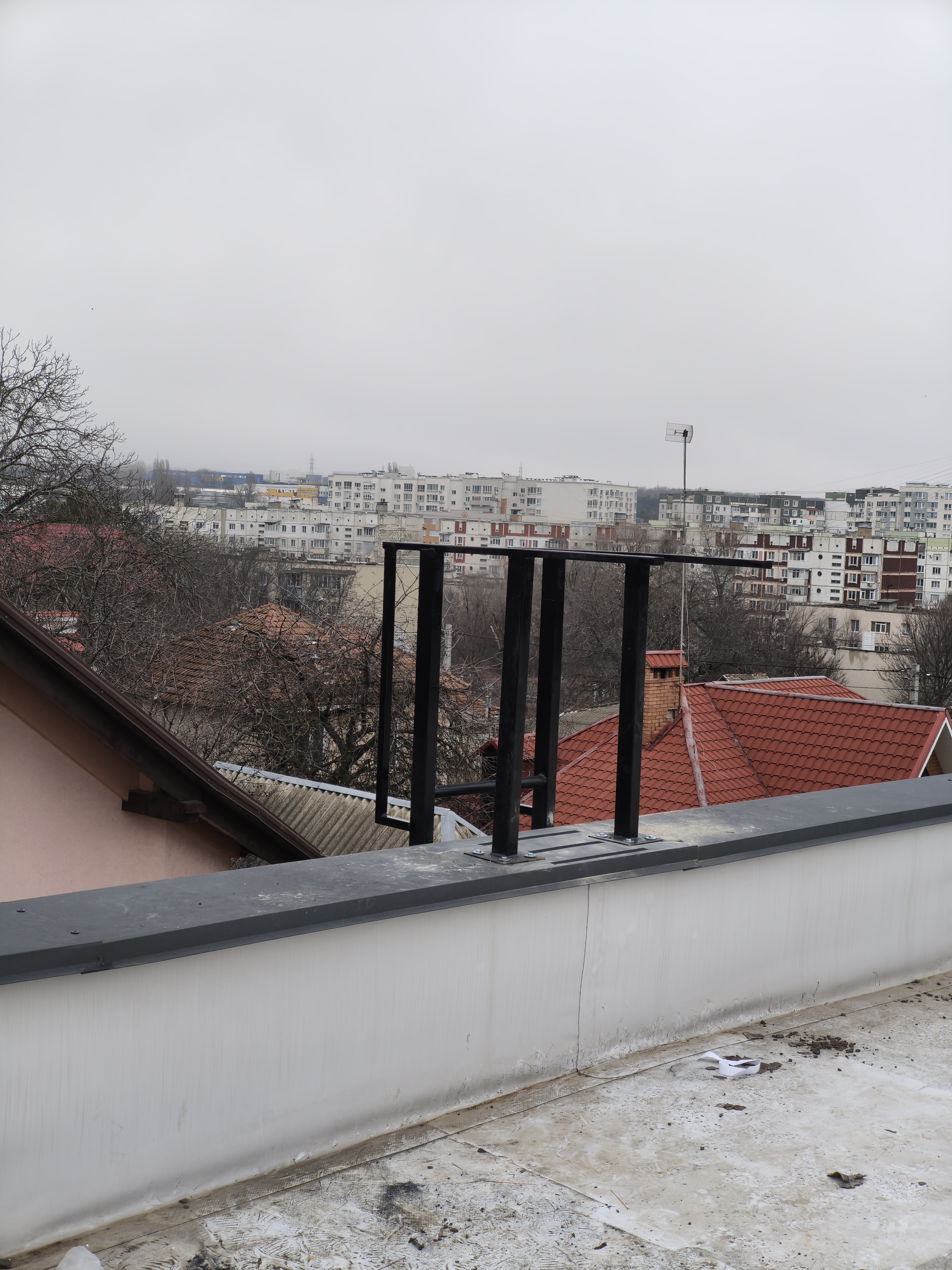 Scară metalică - balustradă sticlă